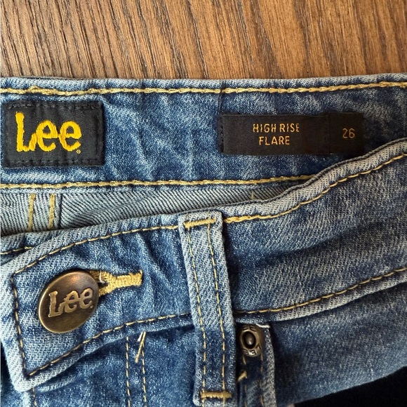 Lee SIZE 26 High Rise Flare Jeans Medium Wash With Distressed Knees - Picture 5 of 10